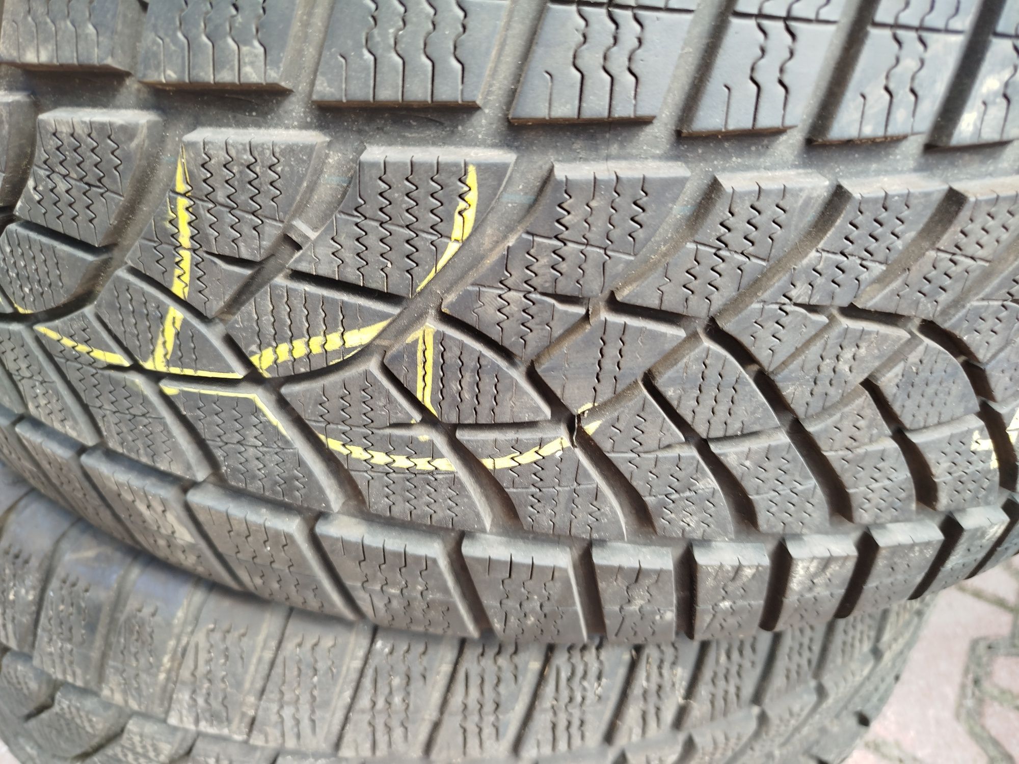 Sprzedam opony zimowe 235/55/19 Goodyear