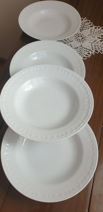 Cztery białe głębokie  talerze obiadowe