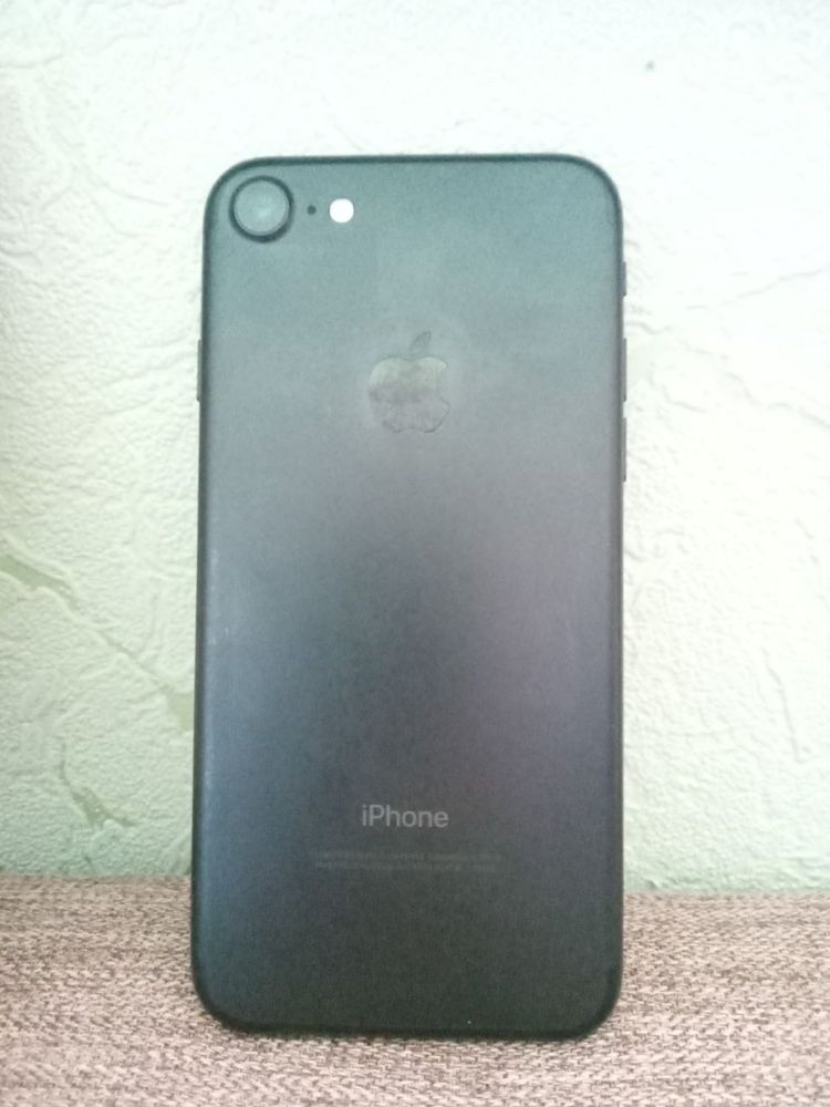 Продам iPhone 7