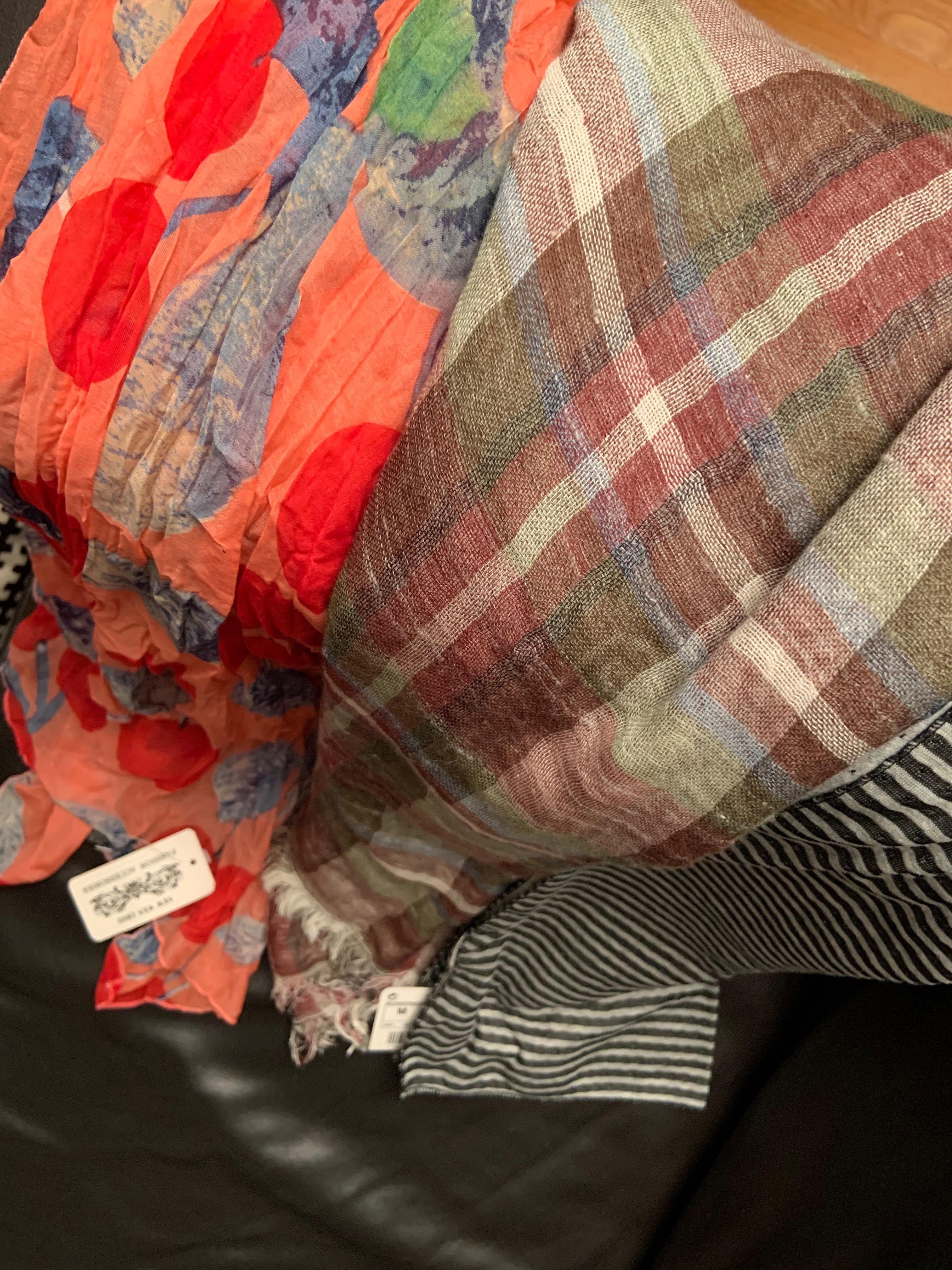 Conjunto de 3 Echarpes novas. Vendo conjunto ou separadamente.