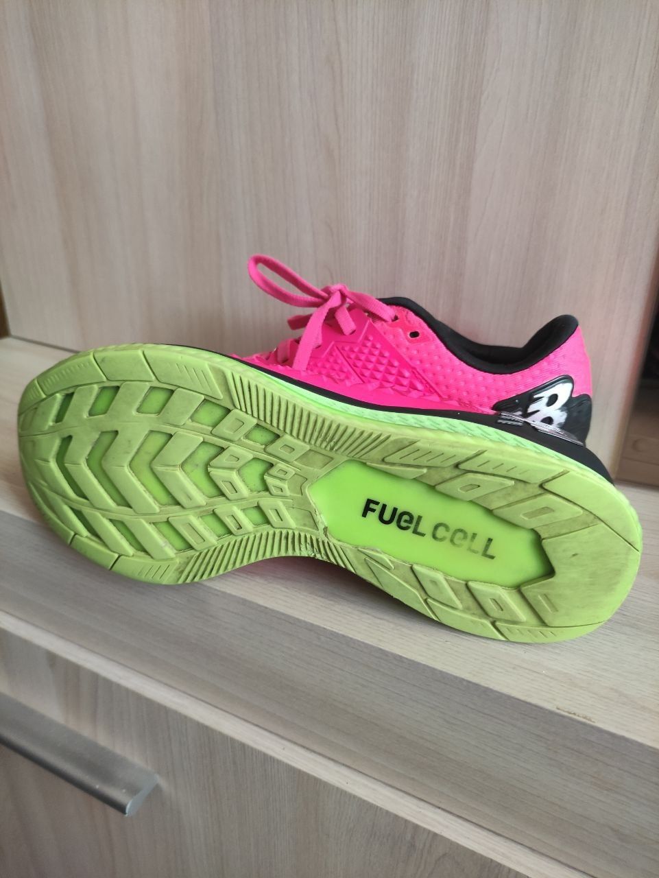 Кроссовки для бега и ходьбы.New Balance Fuel Cell Running Shoes