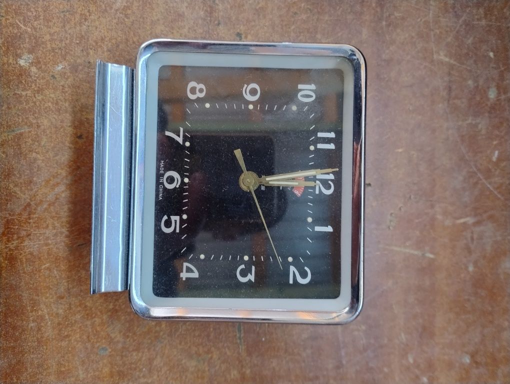 Stary zegarek budzik.