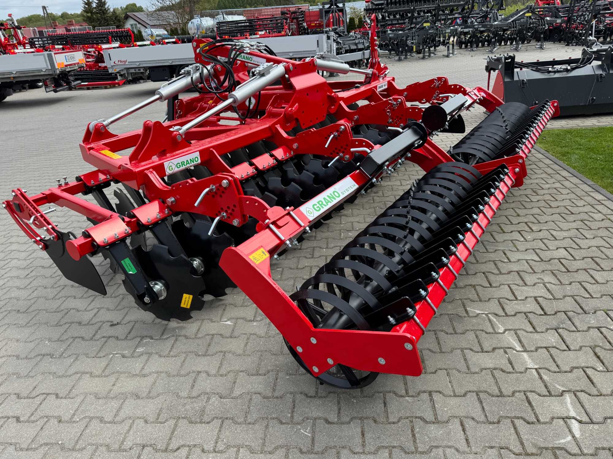 Brona Shark SHS 4,0 m hydraulicznie składana zawieszana GRANO SYSTEM