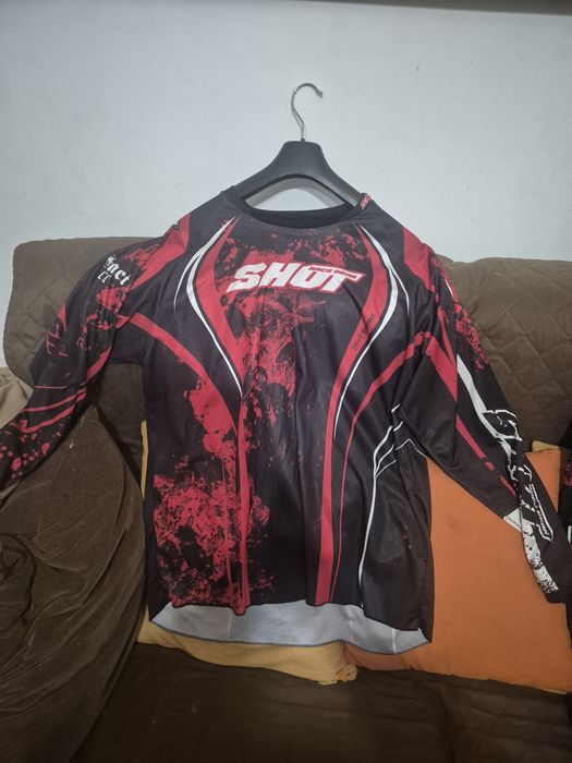 calças e camisola de motocross da marca Shot Raw.