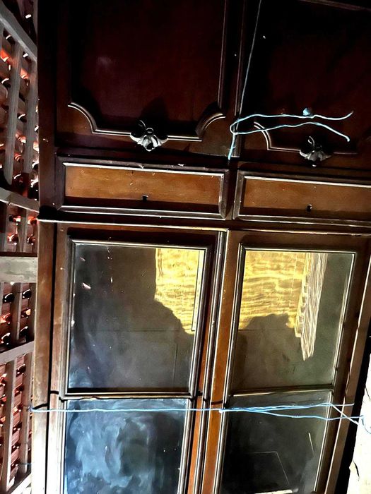 Móvel antigo com portas de vidro