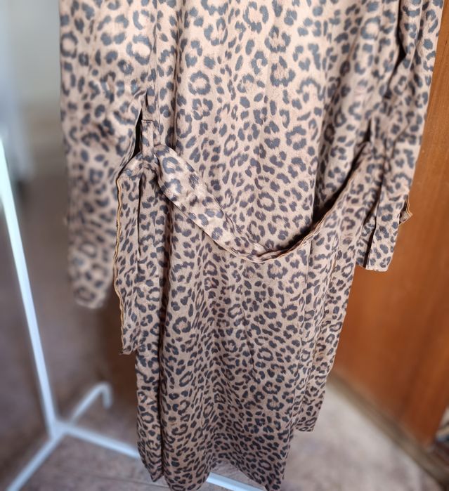 Gabardina em pelo de pêssego estampado tigress NOVA