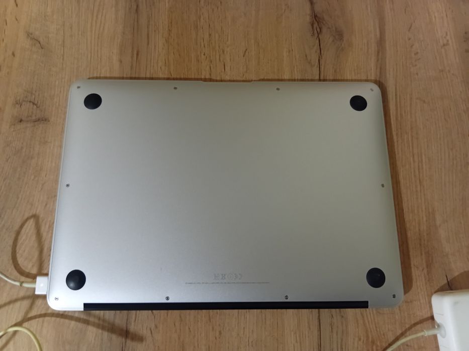 Макбук MacBook Air 2015рік(потребує заміни батареї)+встановлення macOS