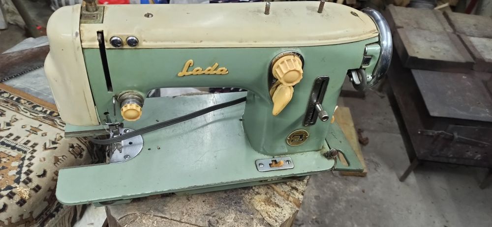 Швейна машинка Lada