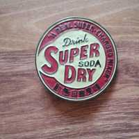 Пряжка Super Dry.