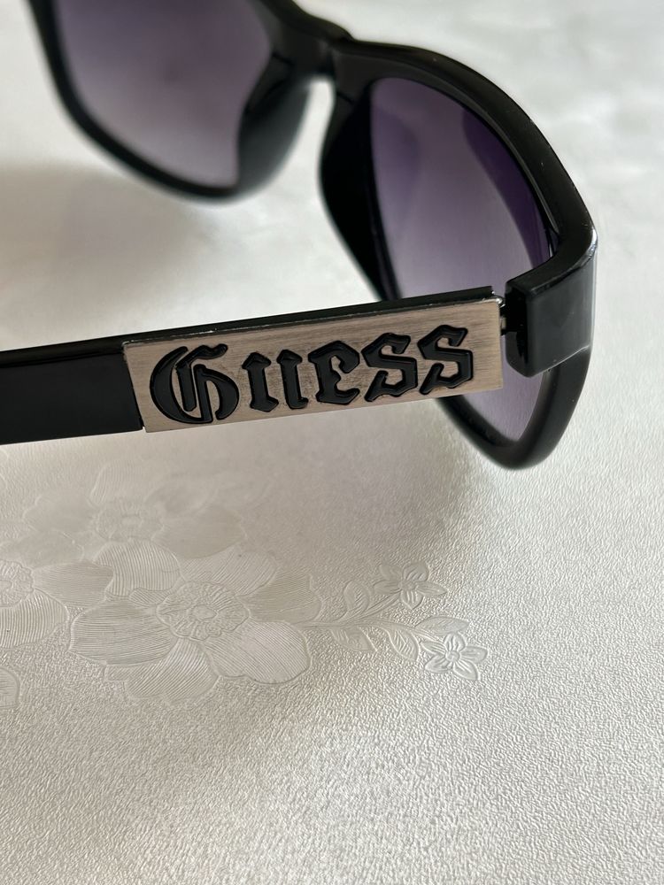 Вінтажні окуляри Guess.