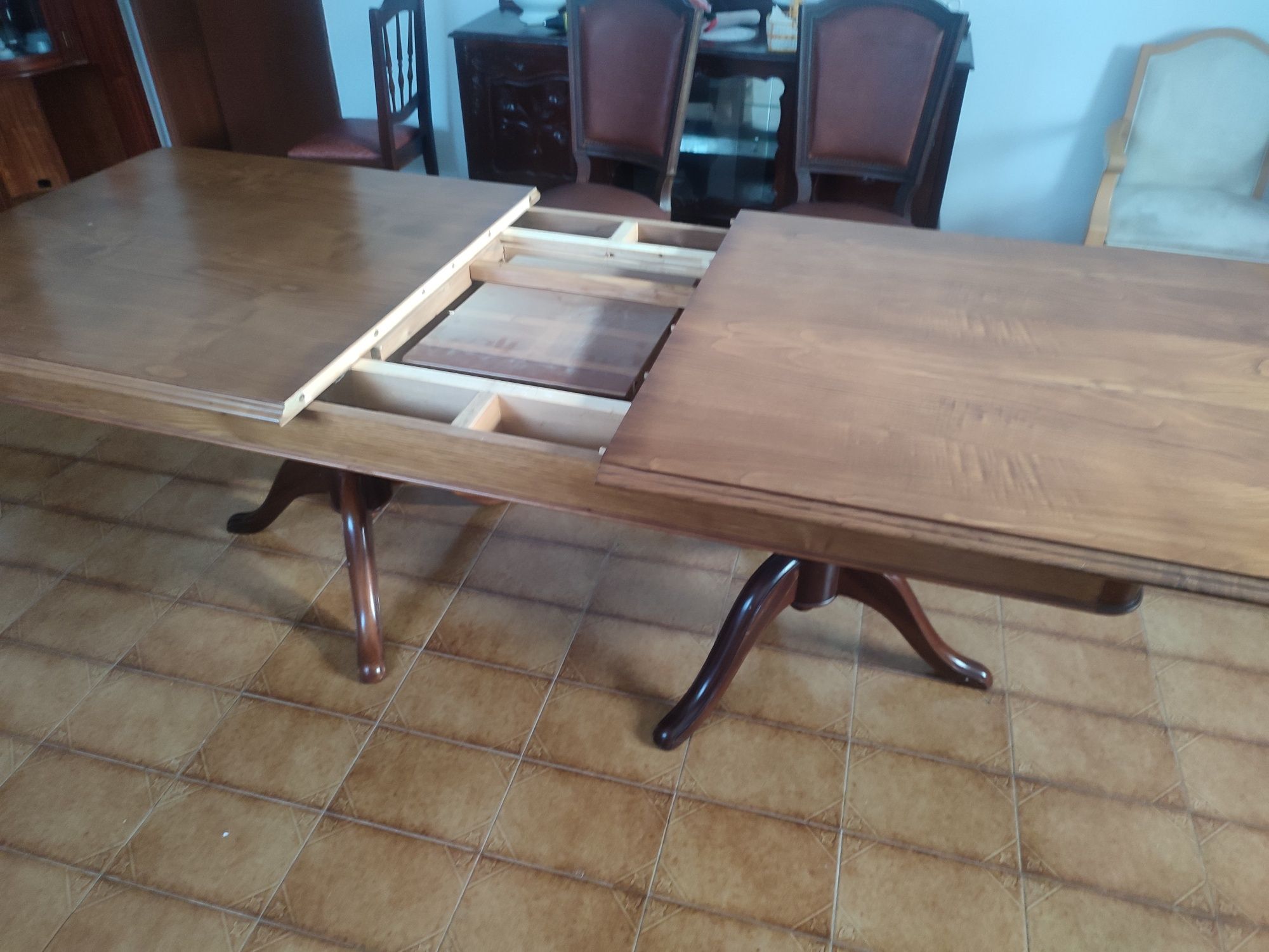 mesa em Madeira com cadeiras