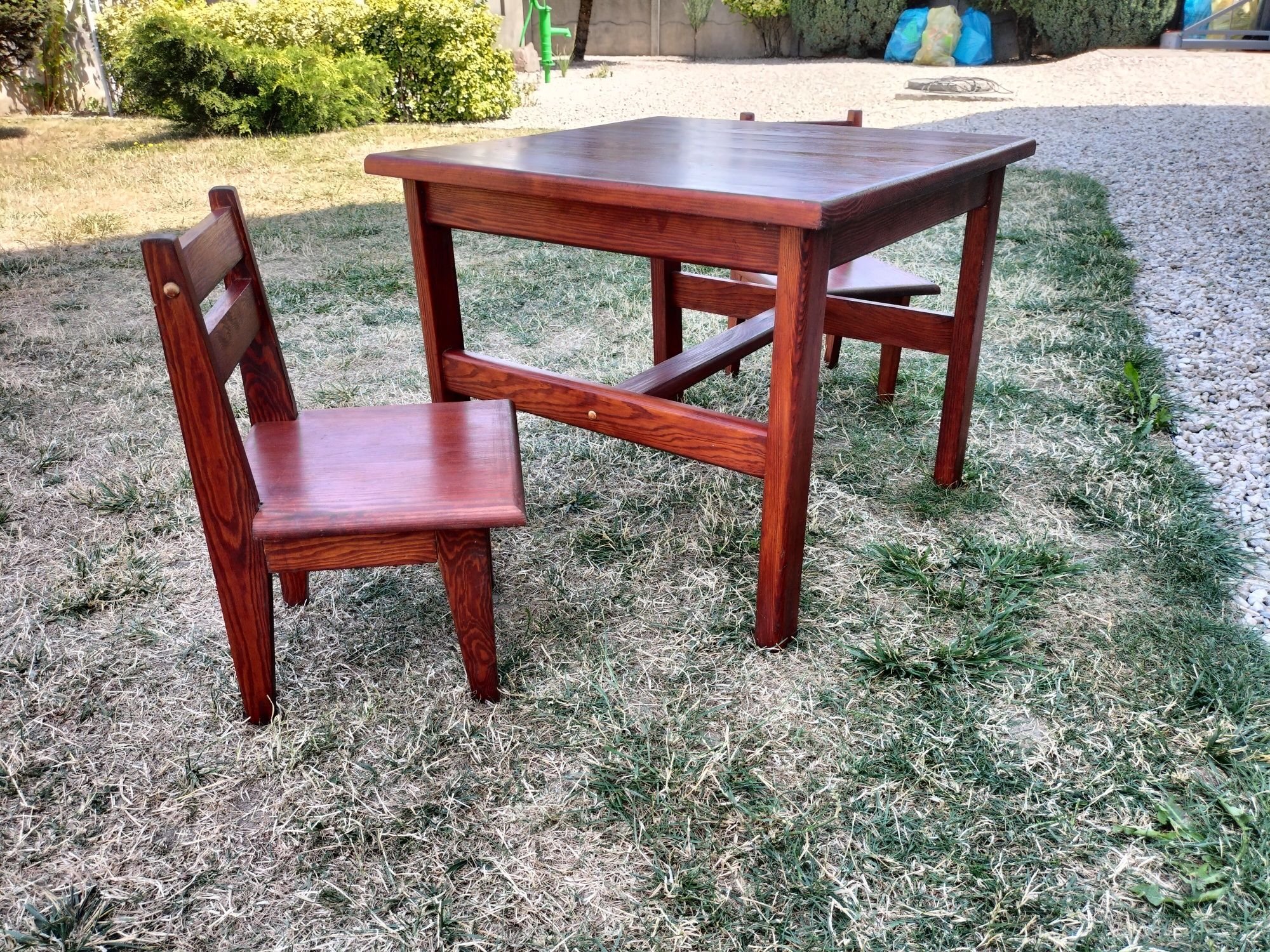 Stół i krzesła dla dzieci