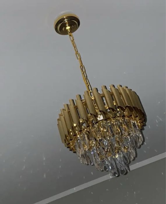 Lampa zlita na sufit ze szklanymi ozdobami