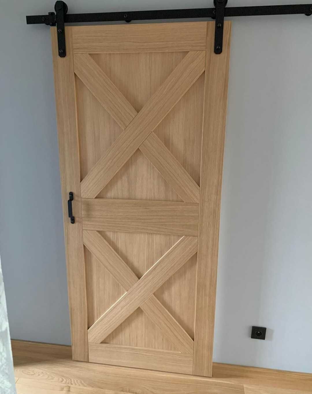 Drzwi wewnętrzne drewniane , fornirowane , lakierowane