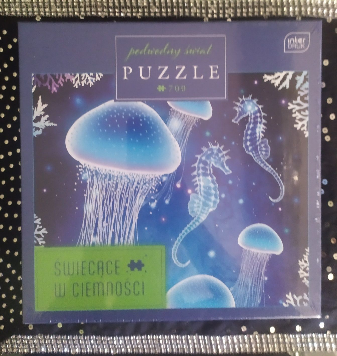 Zestaw puzzle świecace w ciemności  gra +tarcza z lotkami