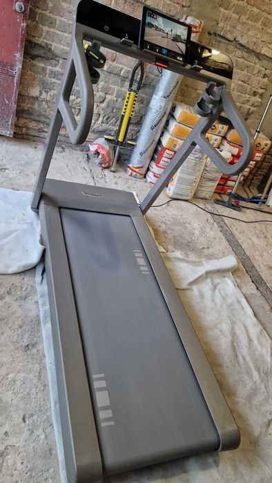 Bieżnia Myrun beżowa-szara Technogym