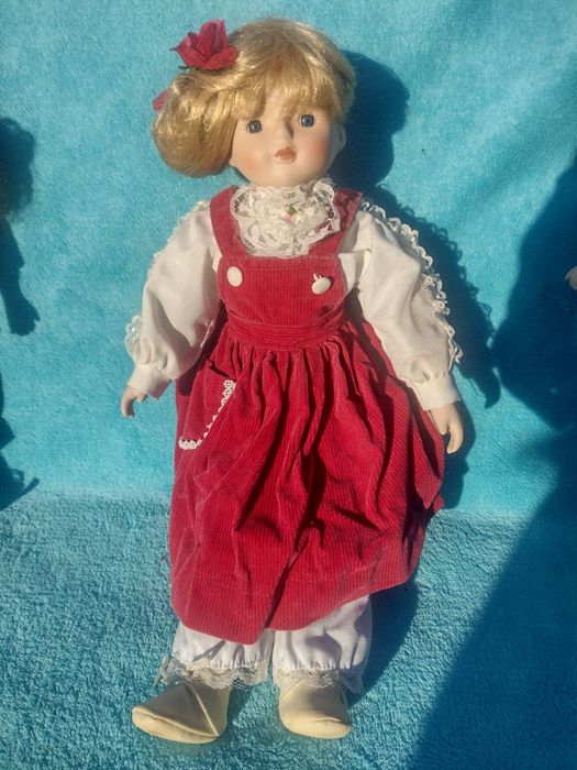 Porcelanowa laleczka śliczna.Polecam serdecznie.