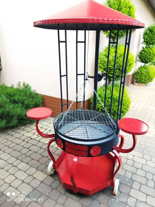 Przenośny grill z paleniskiem na kółkach