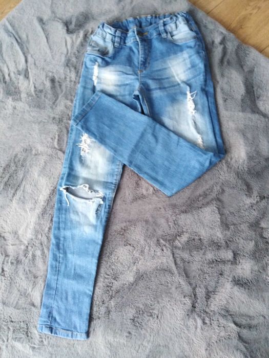 Spodnie dżinsowe z dziurami