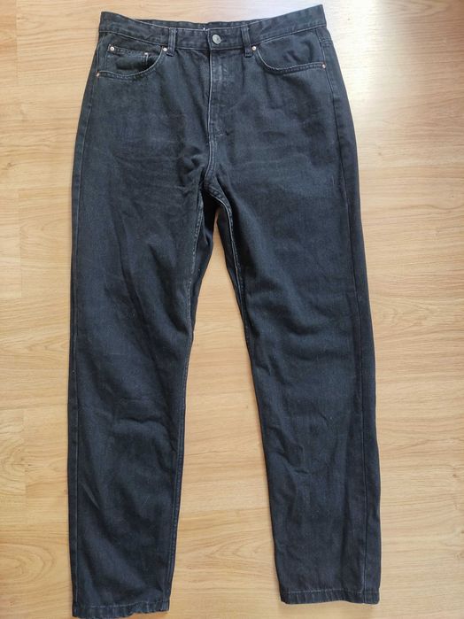 Czarne jeansy wysoki stan mom fit Sinsay