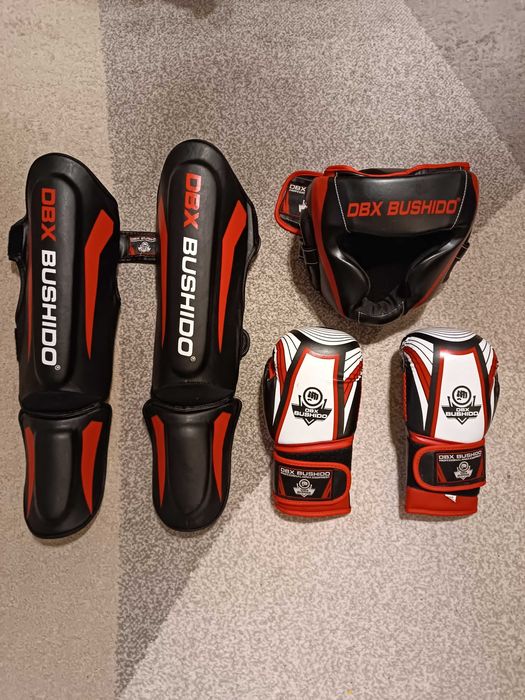 Zestaw Bushido (boks tajski) kask, ochraniacze, rękawice