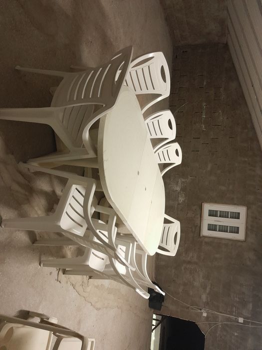 Mesa de plástico grande extensível, oito cadeira e carrinho