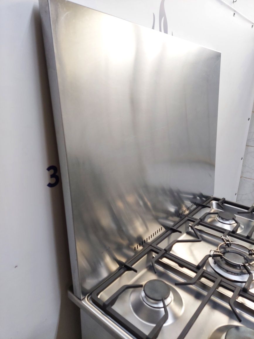 Металевий захист для кухонної плити на стіну з нержавійкиШирина 90см