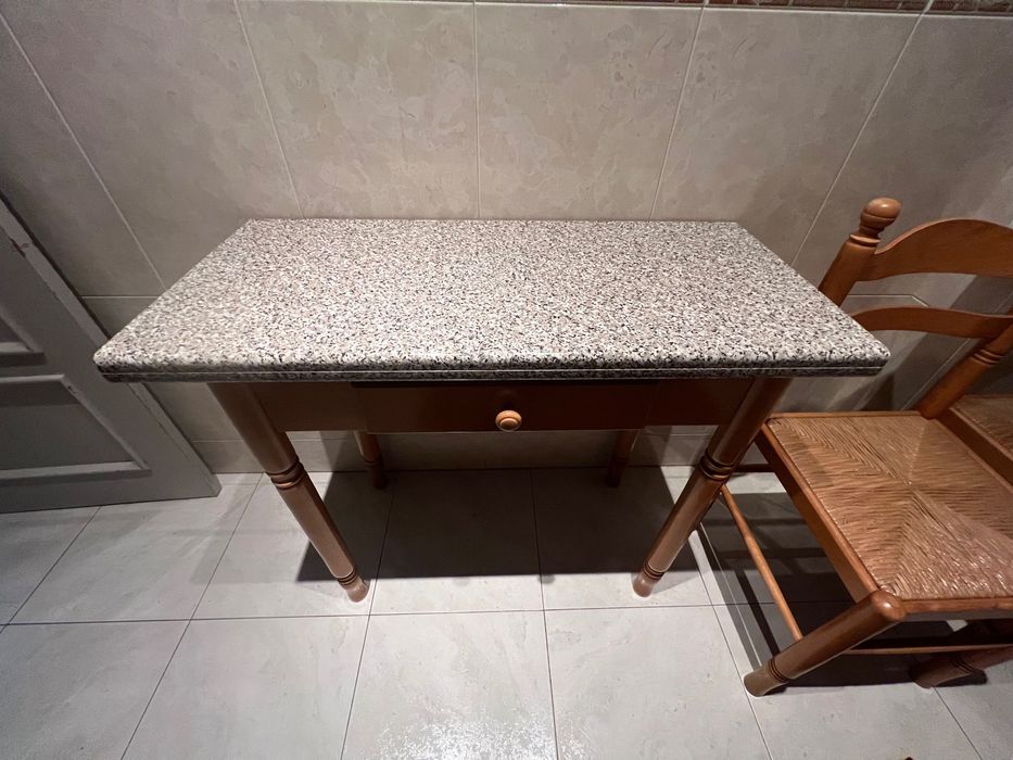 Mesa de cozinha com 2 cadeiras e banco