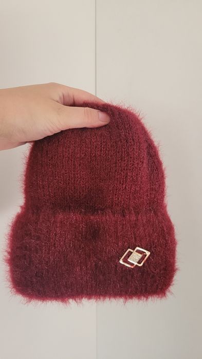 Bordowa czapka miękka cudowna z ozdobą
