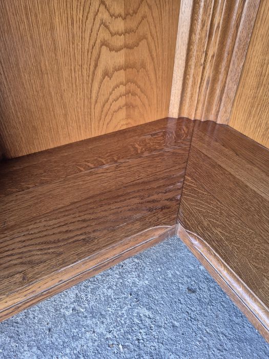 Drewniany regał narożny