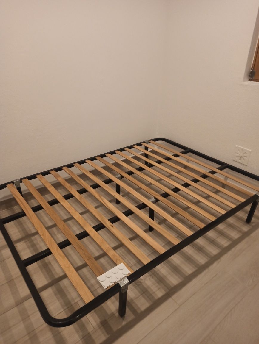 Cama estrado com pés 140*200