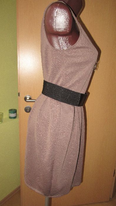 NOWA Beżowa elegancka sukienka r. M.