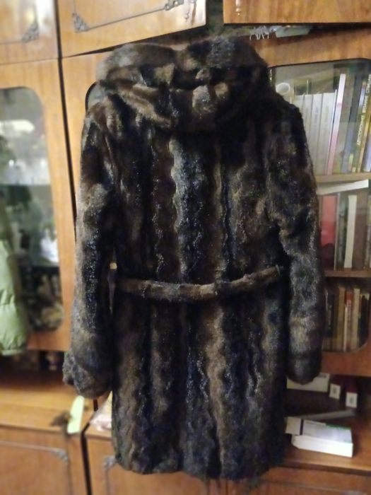 Продаю шубу с капюшоном 46 размер