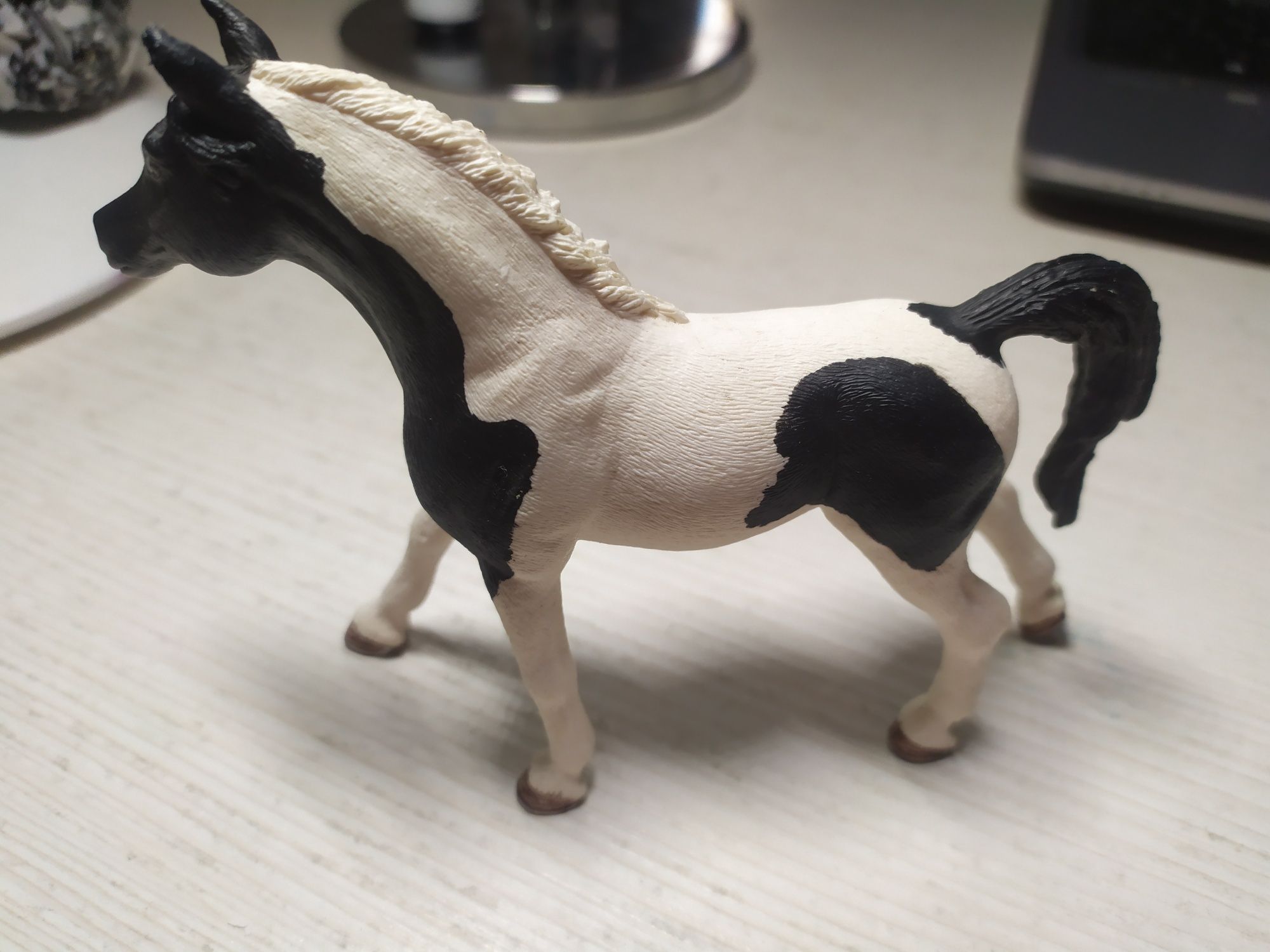 Кінь чорно білий Schleich