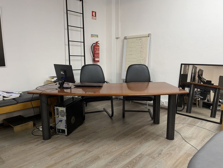 Mesa de escritório em cerejeira