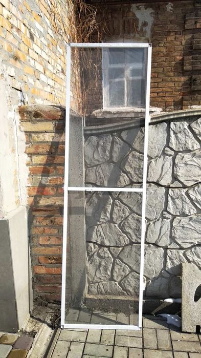 Антимоскитная сетка на балконную дверь