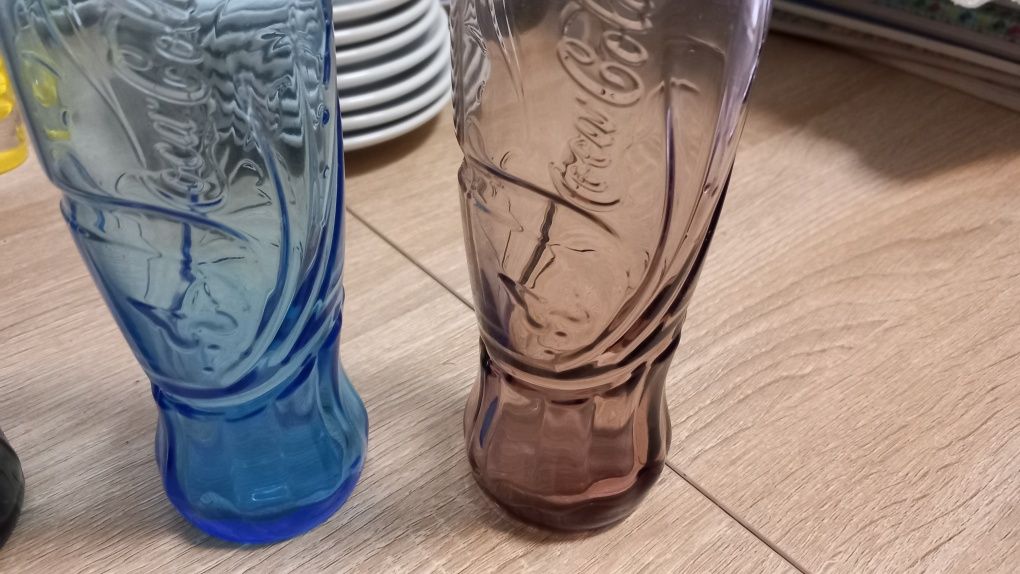 Vários copos Coca Cola