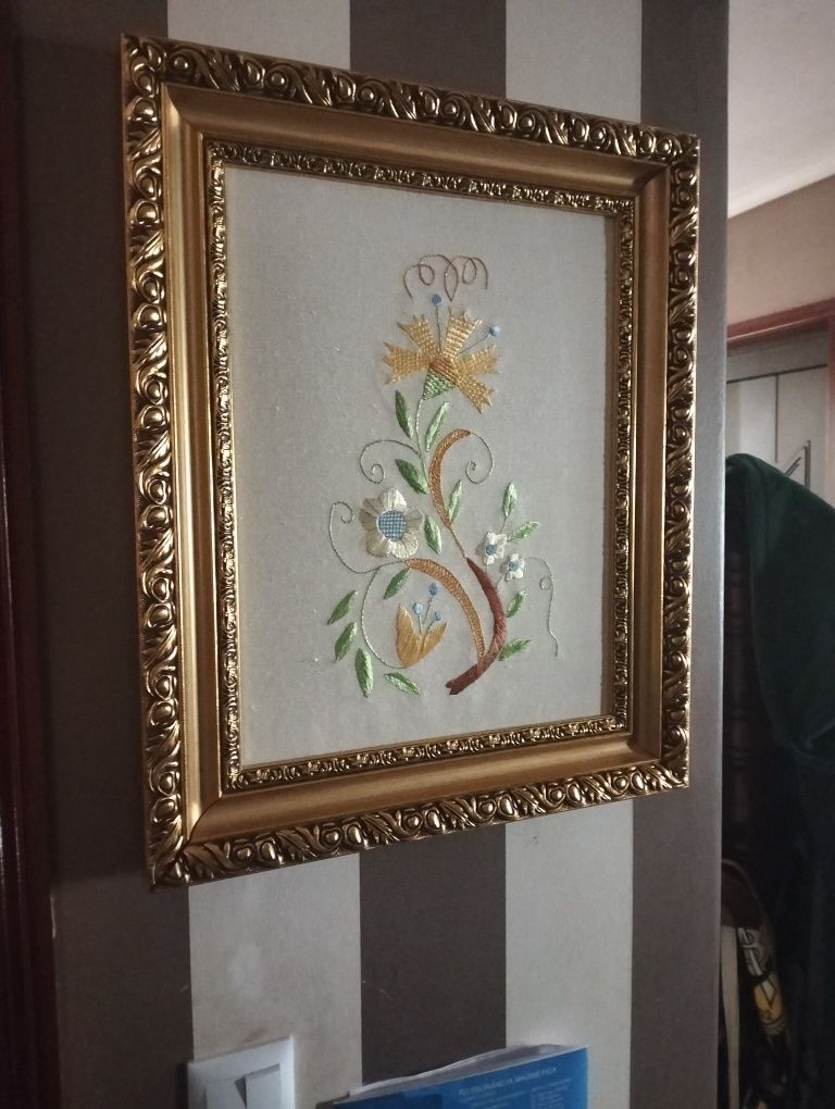 Quadro bordado de castelo branco