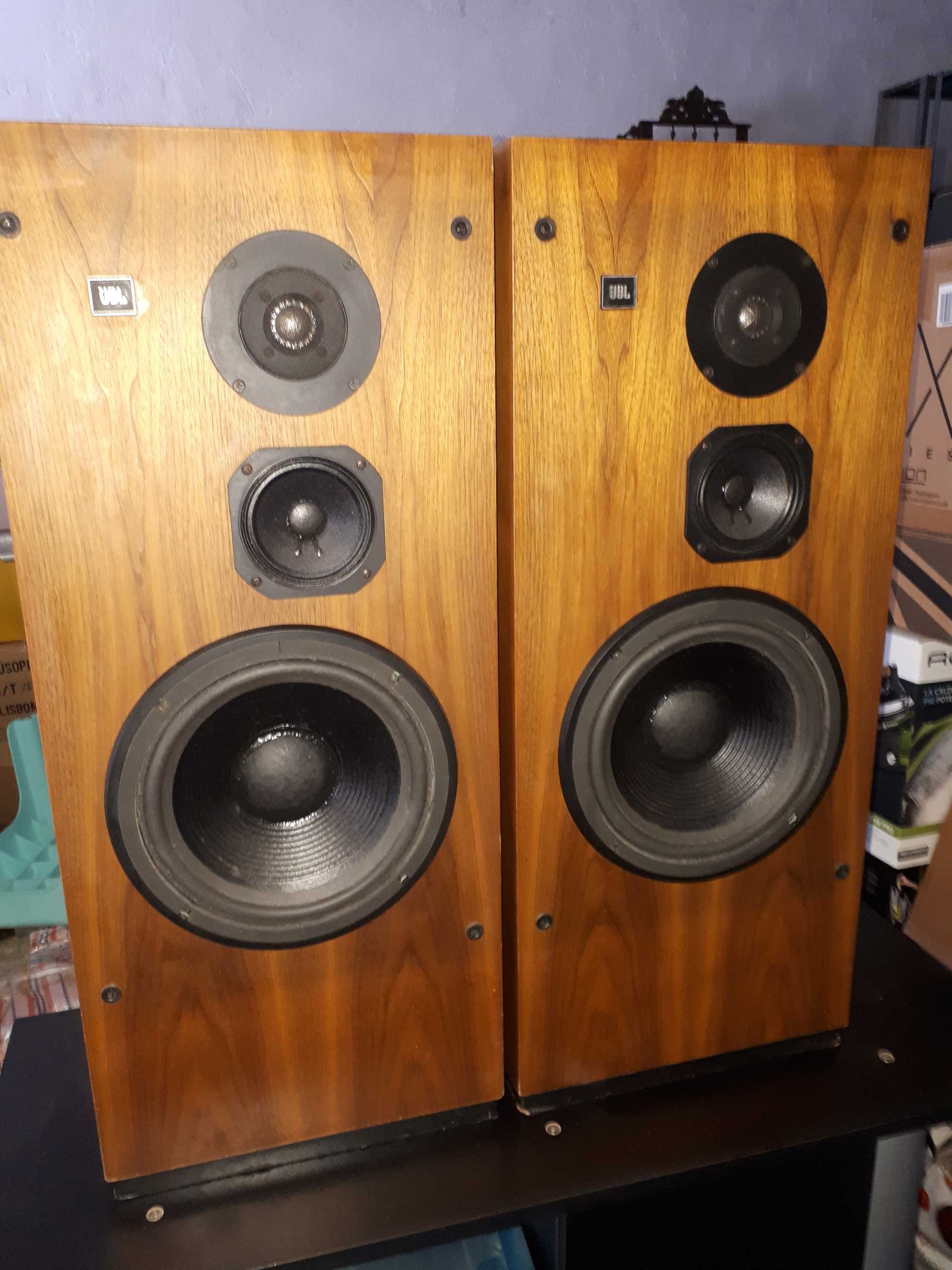 Colunas de chão da JBL modelo L 80T