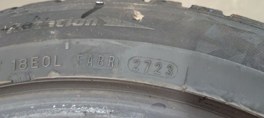 Продам резину 235/45/17