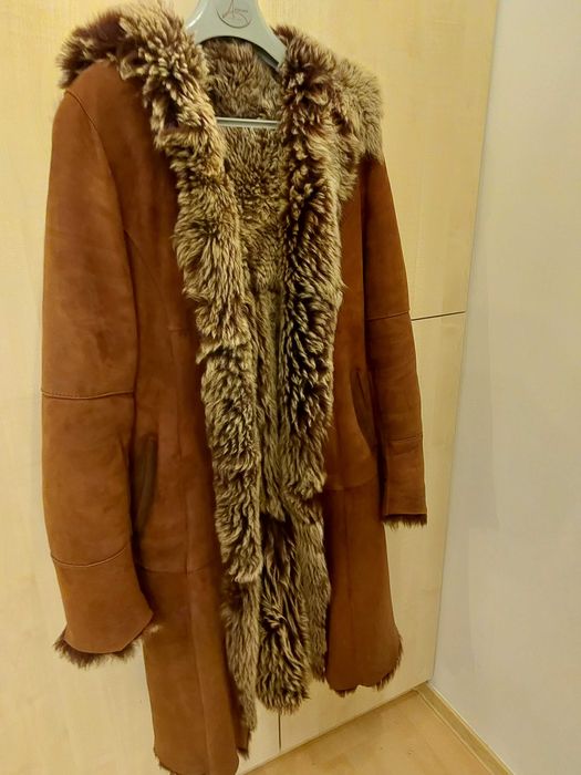 Kożuch długi ze skóry naturalnej, lekko lakierowanej