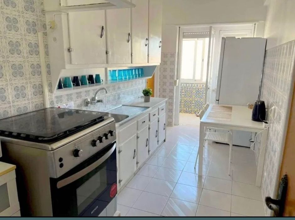 Quarto com sala e varanda em Benfica