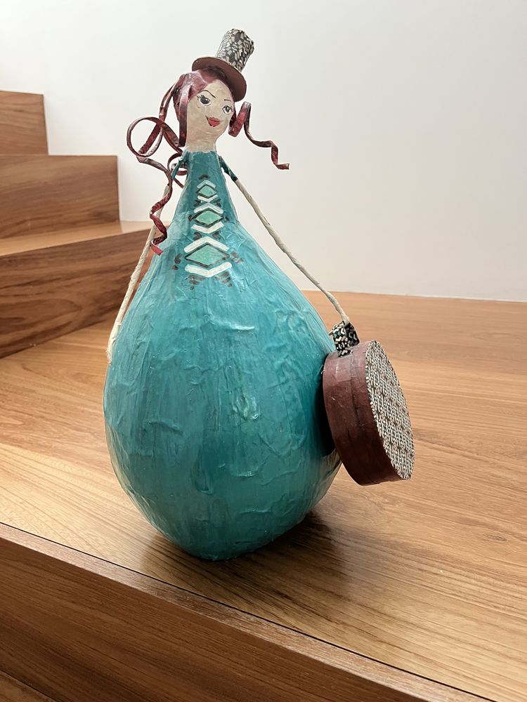 Escultura boneca em paoel