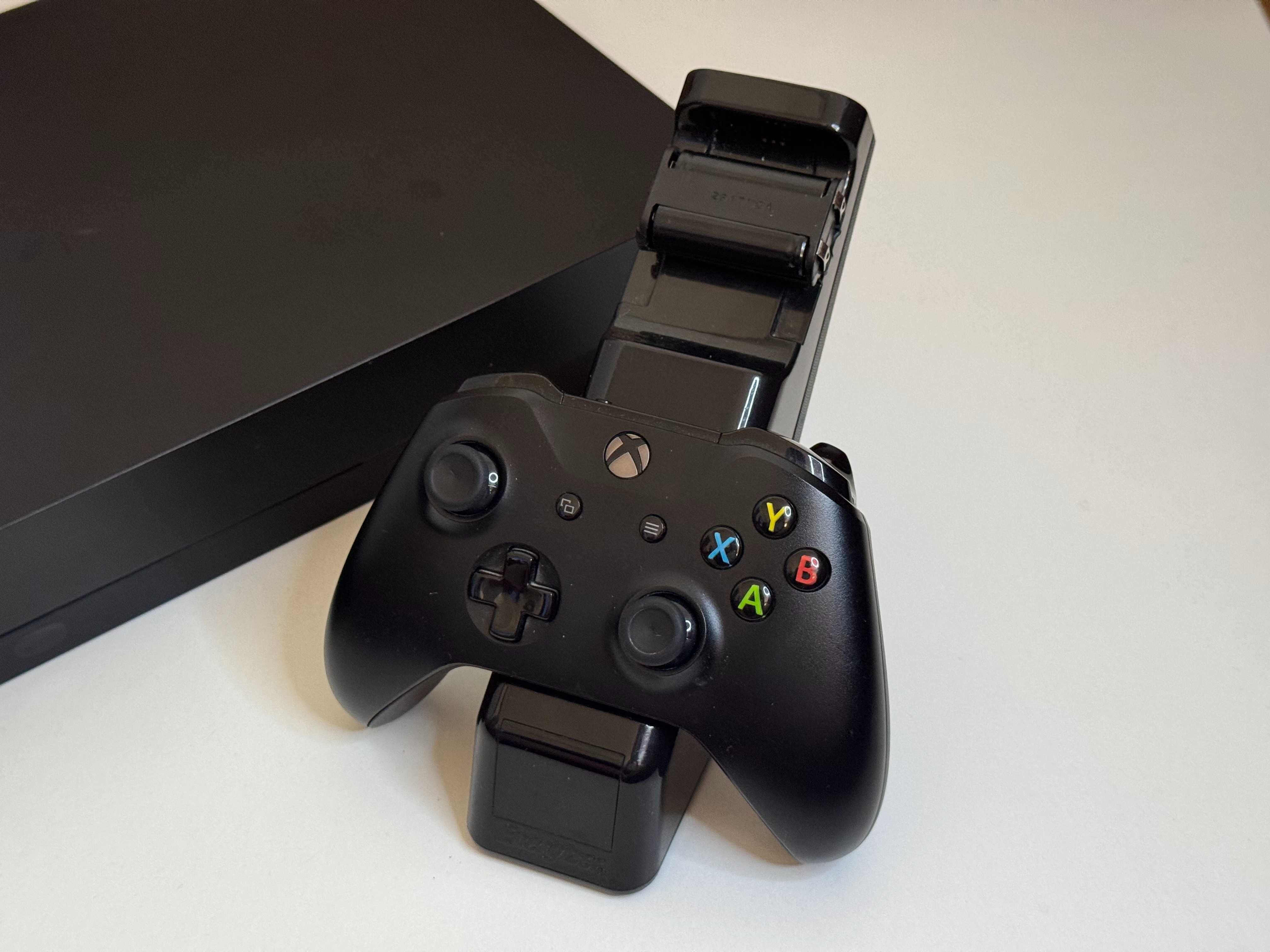 Konsola XBOX ONE X 1TB z Padem Napędem Ładowarką i Akumulatorkami