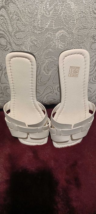 Damskie białe klapki