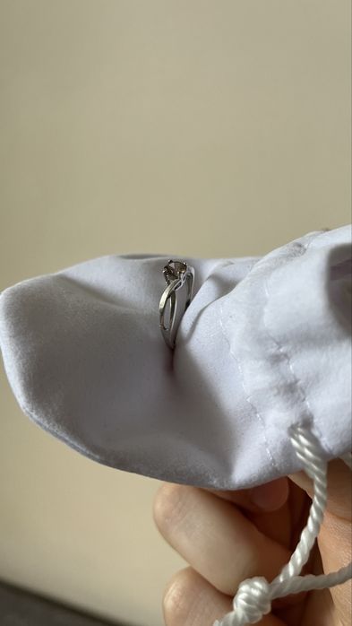 Срібна каблучка з рожевим фіанітом 16 розмір