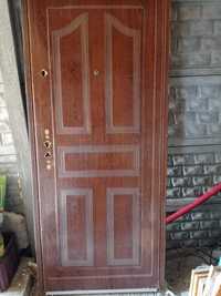 Drzwi stalowe z klamka i zamkami