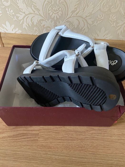 Сандалі, білі, чорна підошва, 39 розміру