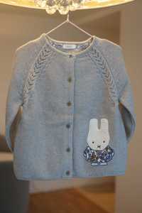 Sweterek z Miffy dla dziewczynki w rozmiarze 110- 116 cm