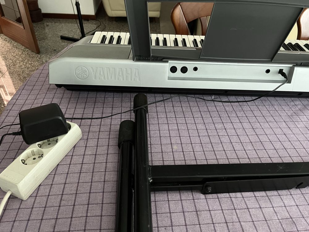 Teclado Yamaha PSR-E323 - Como Novo + Suportes + Carregador